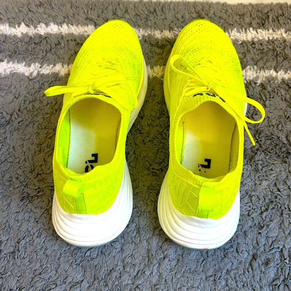 APL women’s running shoe - size 9.5 - Picture 3 of 3